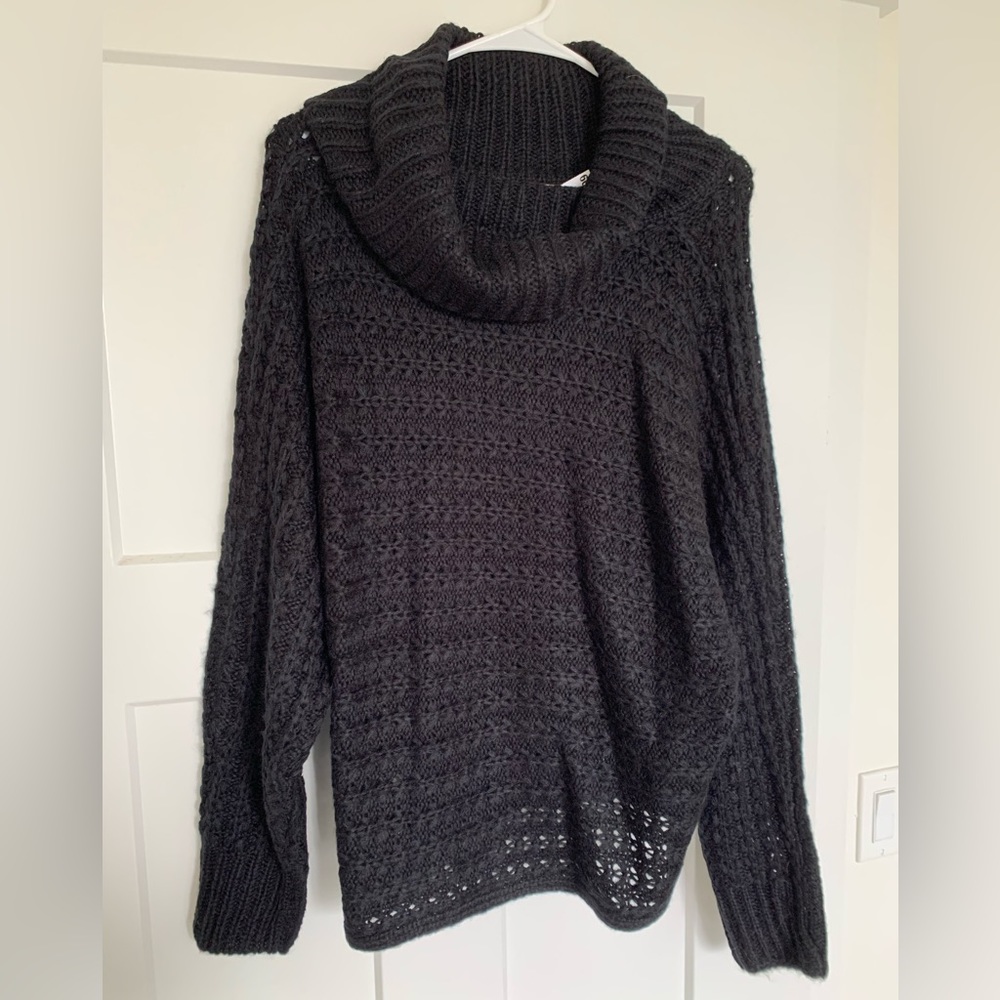 NWT Women’s Hem & Thread Crochet Sweater